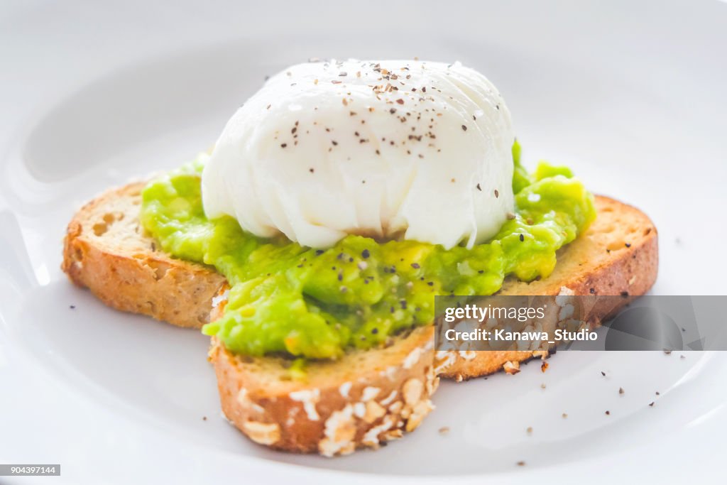 Zelfgemaakte gepocheerde eieren met gebroken avocado