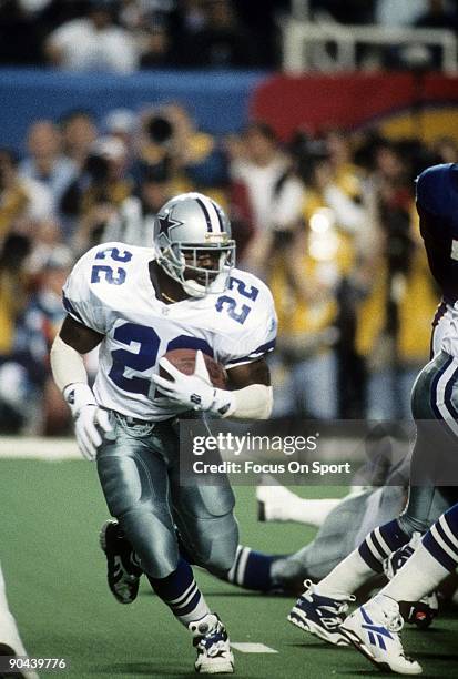 Running back Emmitt Smith of the Dallas Cowboys in action carries the ball against the Buffalo Bills during Super Bowl XXVIII on January 30, 1994 at...