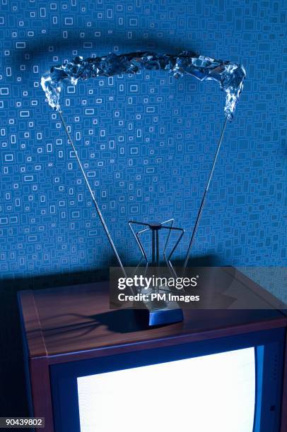 aluminum foil on old tv antenna - televisieantenne stockfoto's en -beelden