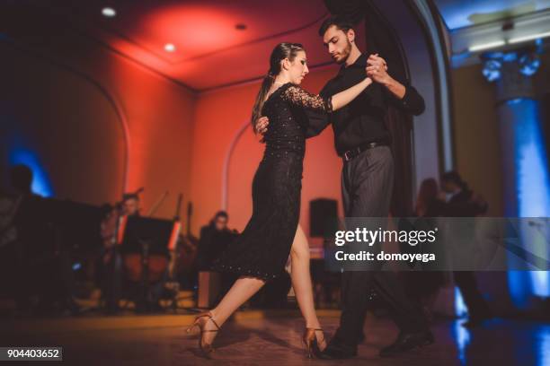 giovani ballerini professionisti che si esibiscono con un'orchestra - tango foto e immagini stock