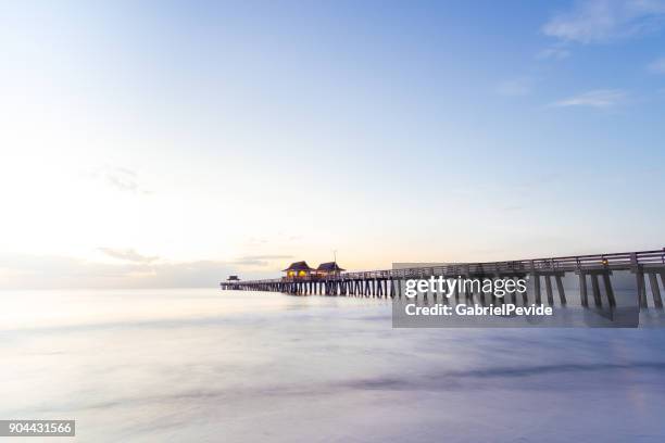 napels pier zonsondergang - naples stockfoto's en -beelden