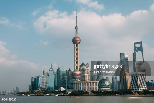 shanghai china moderne wolkenkratzer skyline stadtblick - wanderweg skyline trail stock-fotos und bilder