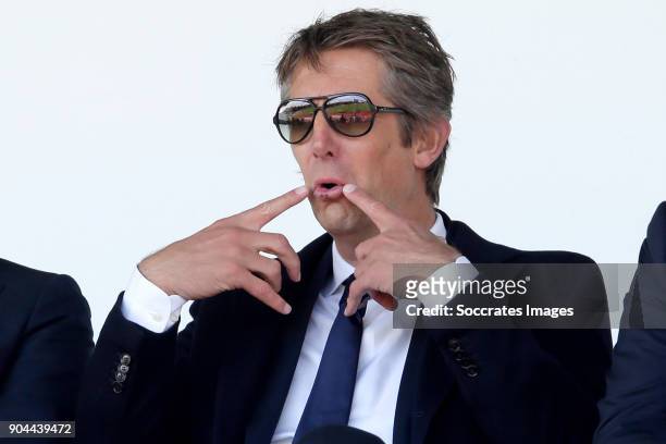 Edwin van der Sar suggest to takes the referee his place after the Portugese referee left the stadium 20 minutes before Kick off during the match...
