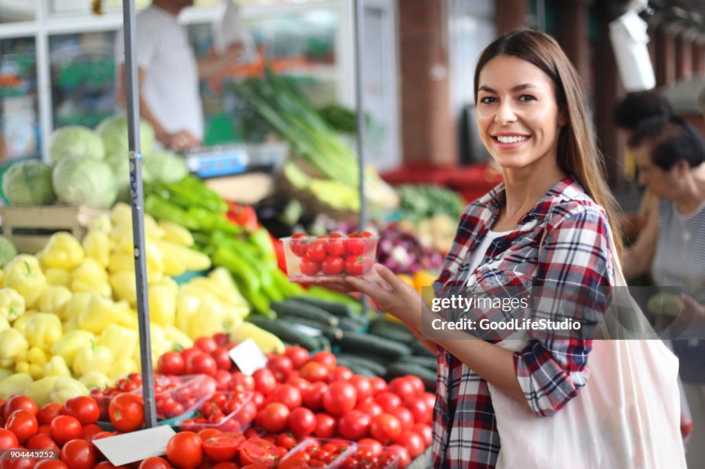 Giovane donna al mercato contadino