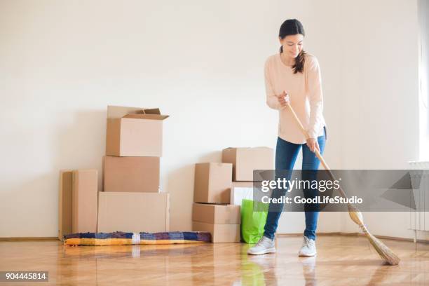 schoonmaken van het nieuwe huis - vegen stockfoto's en -beelden