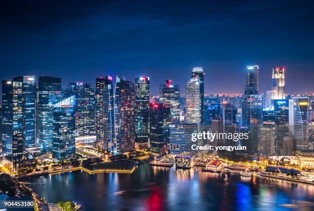 夜のシンガポールのスカイラインの眺め - urban sprawl ストックフォトと画像