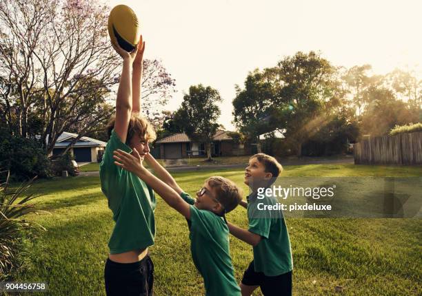 der älteste kommt mit einem vorteil! - rugby sport stock-fotos und bilder