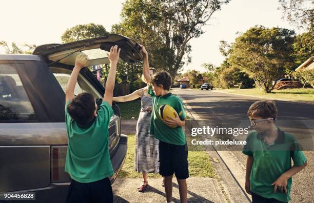 ¡llegar a casa después de la escuela! - australian family car fotografías e imágenes de stock