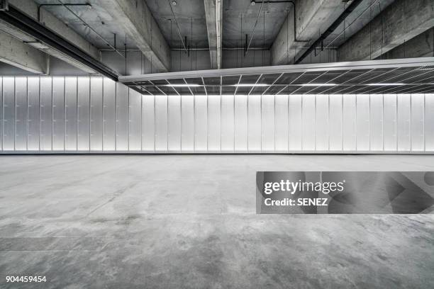 empty pit garage - metal grate foto e immagini stock