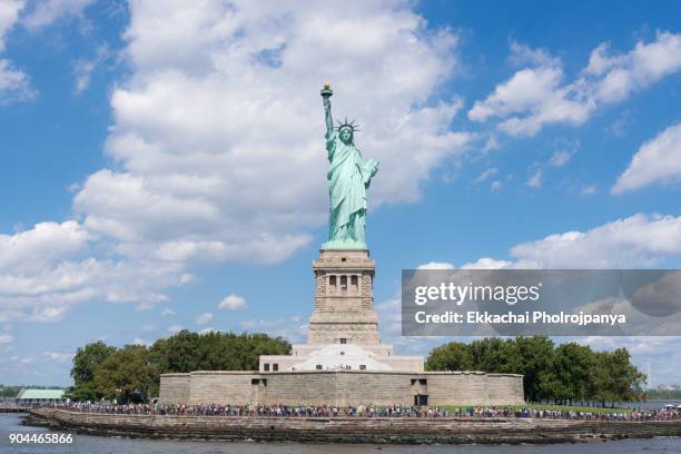 statue of liberty - insel liberty island stock-fotos und bilder