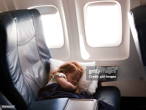 girl (2-3) sleeping in airplane seat - siège d'avion photos et images de collection