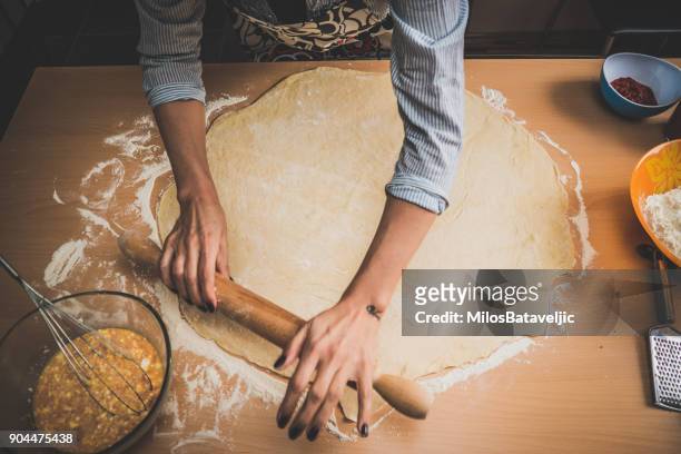 baker kneden van deeg met de deegroller - rollende keukens stockfoto's en -beelden