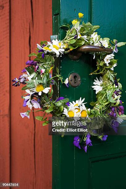 wreath of flowers in midsummer on a doorhandle sweden. - midsummer sweden stock-fotos und bilder
