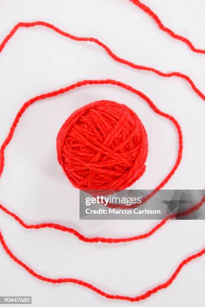 a red ball of yarn. - rode draad stockfoto's en -beelden