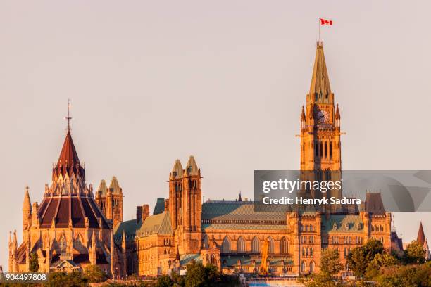 canada, ontario, ottawa, overcast sky over parliament hill - ottawa fotografías e imágenes de stock