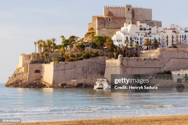 spain, valencian community, peniscola, town with fortified wall by sea - comunidad autonoma de valencia stockfoto's en -beelden