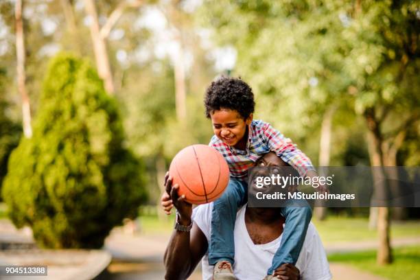 laten we gaan om te spelen basketbal. - young man holding basketball stockfoto's en -beelden