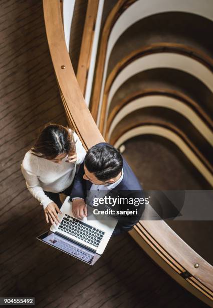 gente de negocios a tener una reunión en el pasillo - public building fotografías e imágenes de stock