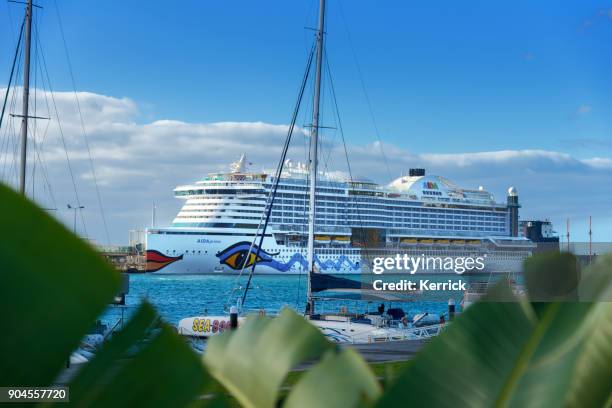 aida prima kreuzfahrtschiff im hafen von funchal - madeira, portugal - aida diva stock-fotos und bilder