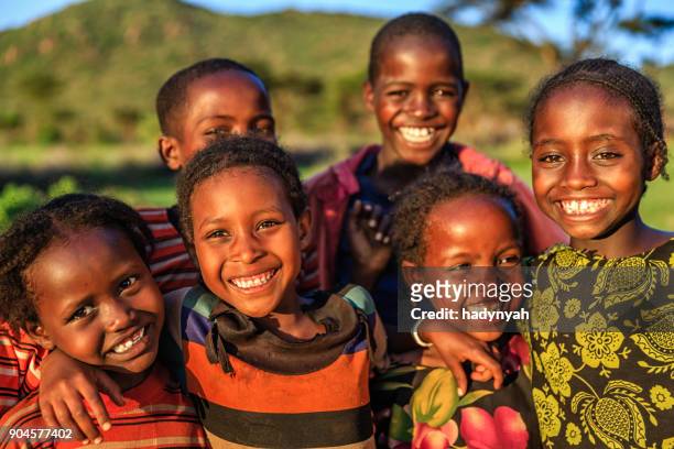 gruppo di bambini africani felici, africa orientale - village boy foto e immagini stock
