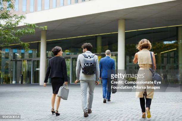 business people walking towards office building - chegada imagens e fotografias de stock