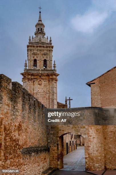 castle walls and the cathedral of nuestra señora de la asunción in burgo de osma, soria, spain - burgo de osma stock pictures, royalty-free photos & images
