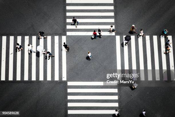 crosswalks - crossroad fotografías e imágenes de stock