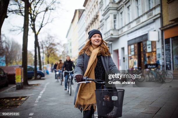 freunde nach frau beim radfahren in der stadt - cycling group stock-fotos und bilder