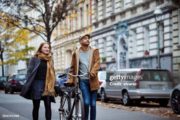 amigos caminando con ciclo de calle durante el invierno - german men fotografías e imágenes de stock