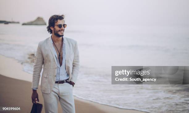 caminatas en la playa - model in suit fotografías e imágenes de stock