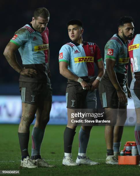 Marcus Smith of Harlequins talks to Jamie Roberts during the European Rugby Champions Cup match between Harlequins and Wasps at Twickenham Stoop on...