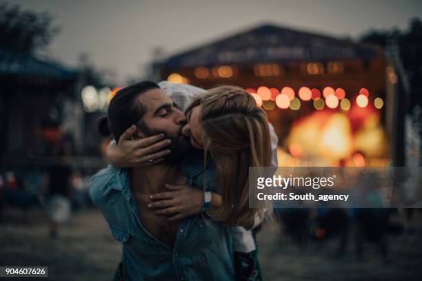 paar küssen auf konzert - fairgrounds festival 2017 stock-fotos und bilder