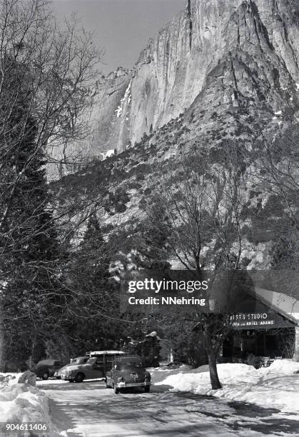 yosemite falls bests studio virginia und ansel adams 1950 - ansel adams yosemite stock-fotos und bilder