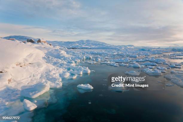 winter landscape with ice sheets floating on the ocean surface. - poolkap stockfoto's en -beelden