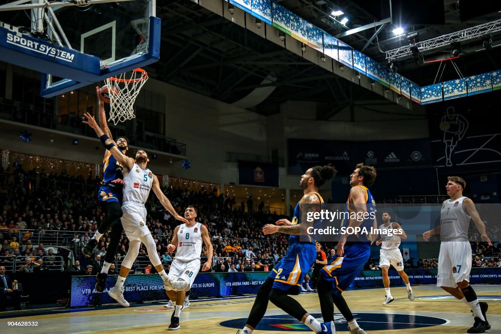 Anthony Gill, #13 of Moscow Khimki dunks over Rudy Fernandez...