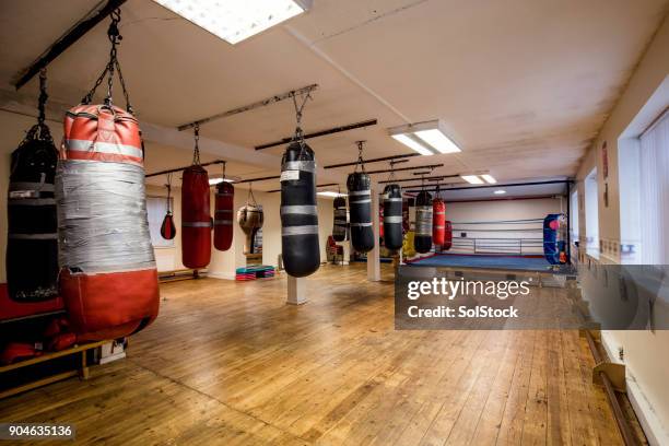 boksring en fitnessruimte - beton sol stockfoto's en -beelden