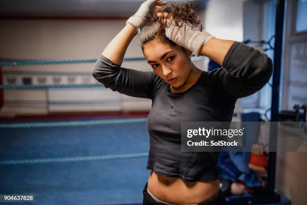 vrouwelijke bokser koppelverkoop up haar haren - paardenstaart haar naar achteren stockfoto's en -beelden