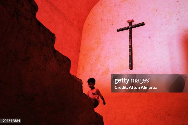 mexico travel feautres - sólo niños varones fotografías e imágenes de stock