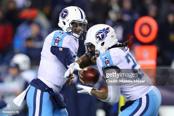 Marcus Mariota of the Tennessee Titans hands the ball offsides to Derrick Henry during the third quarter of the AFC Divisional Playoff game against...