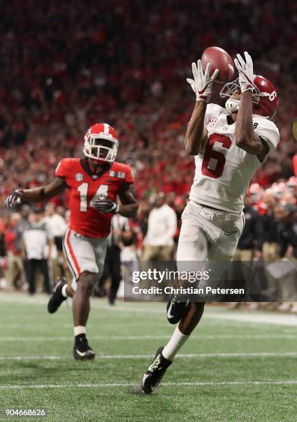 DeVonta Smith of the Alabama Crimson Tide catches a 41 yard touchdown past Malkom Parrish of the Georgia Bulldogs in the CFP National Championship...