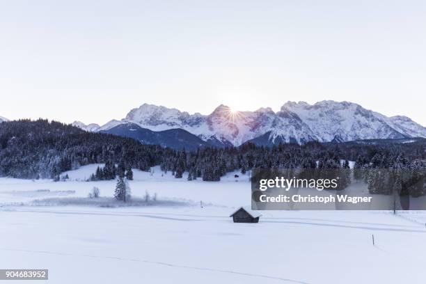 bavarian alps - wettersteingebirge - alpes de bavaria fotografías e imágenes de stock