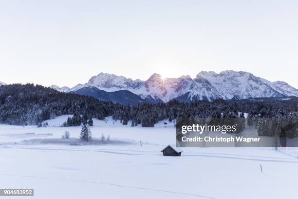 bavarian alps - wettersteingebirge - beierse alpen stockfoto's en -beelden