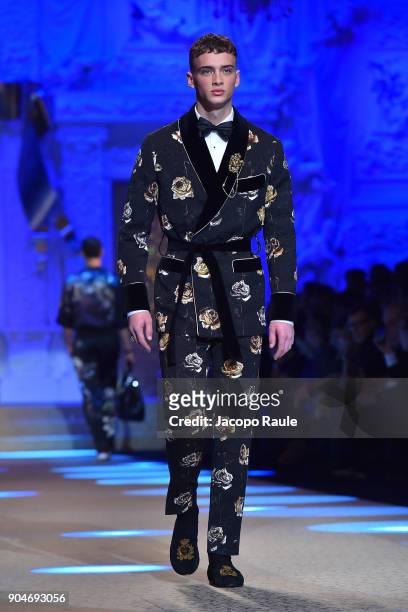 2,526 Dolce Gabbana Fall 2018 Menswear Photos and Premium High Res Pictures  - Getty Images