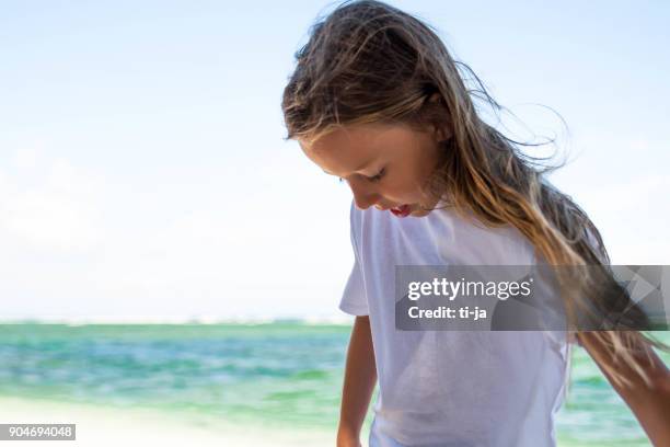 fille sur la plage - jeune fille asiatique bord de mer photos et images de collection