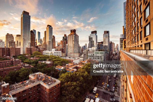 skyline di new york di giorno e notte abbinato - upper east side di manhattan foto e immagini stock