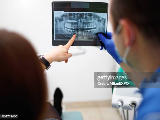 dentist showing a patient her x-ray - ficha-dentária imagens e fotografias de stock