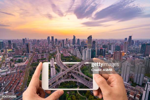 shanghai skyline sonnenuntergang - digitale zukunft straßenverkehr stock-fotos und bilder