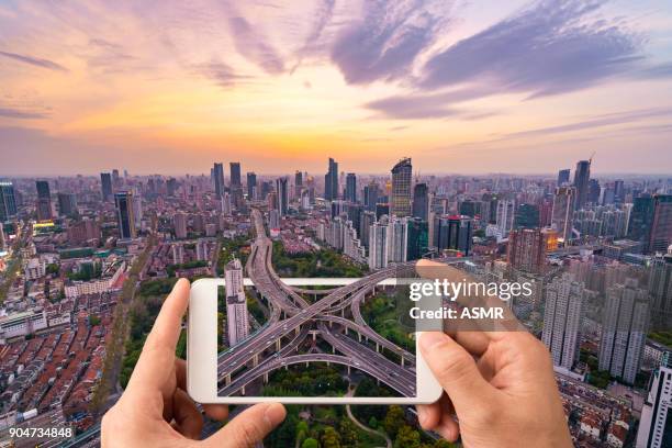 shanghai skyline zonsondergang - modern traveling stockfoto's en -beelden