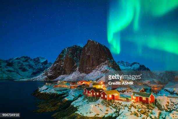 bunte northern lights - aurora borealis lofoten stock-fotos und bilder