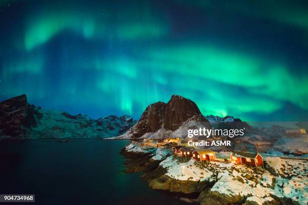 kleurrijke noorderlicht - northern lights iceland stockfoto's en -beelden